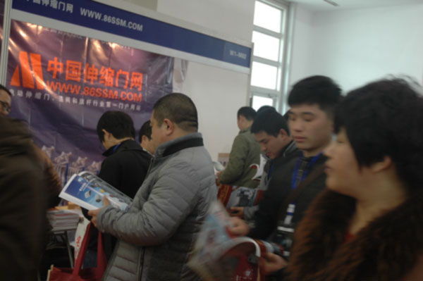 伸缩门杂志展会派发现场